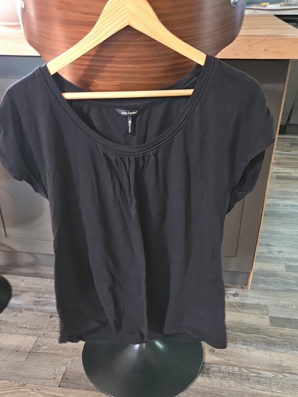 Daisy Fuentes Black Short Sleeve Scoop Neck Tee